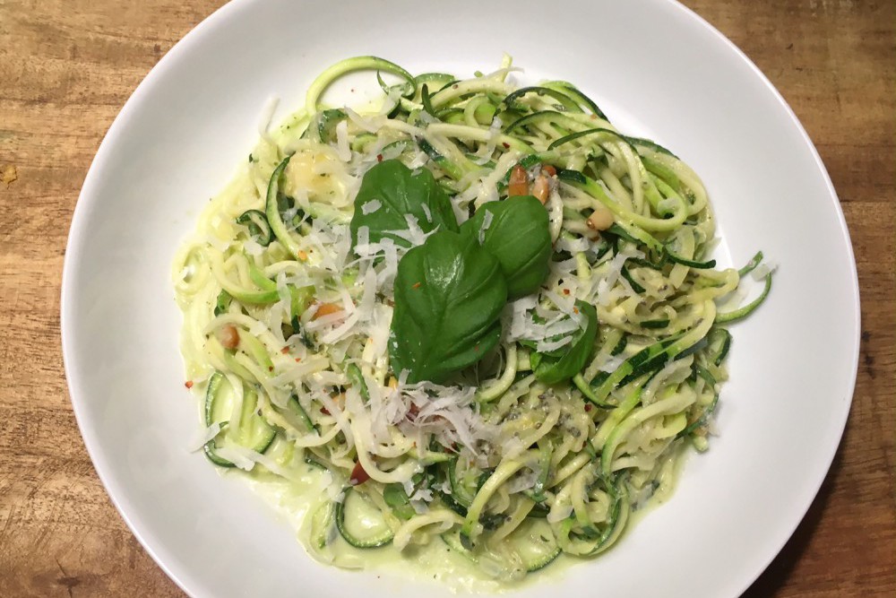 Zucchini Nudeln mit Basilikum Pesto