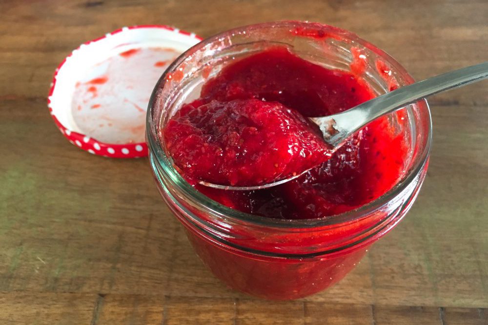 Zuckerfreie Erdbeer-Chia-Marmelade Rezept zum Kochen ohne Zucker