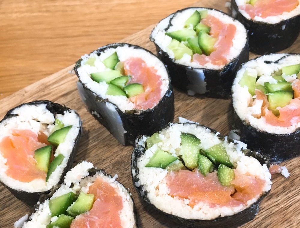 Tolles einfaches Rezept für Sushi mit Lachs und Blumenkohlreis.